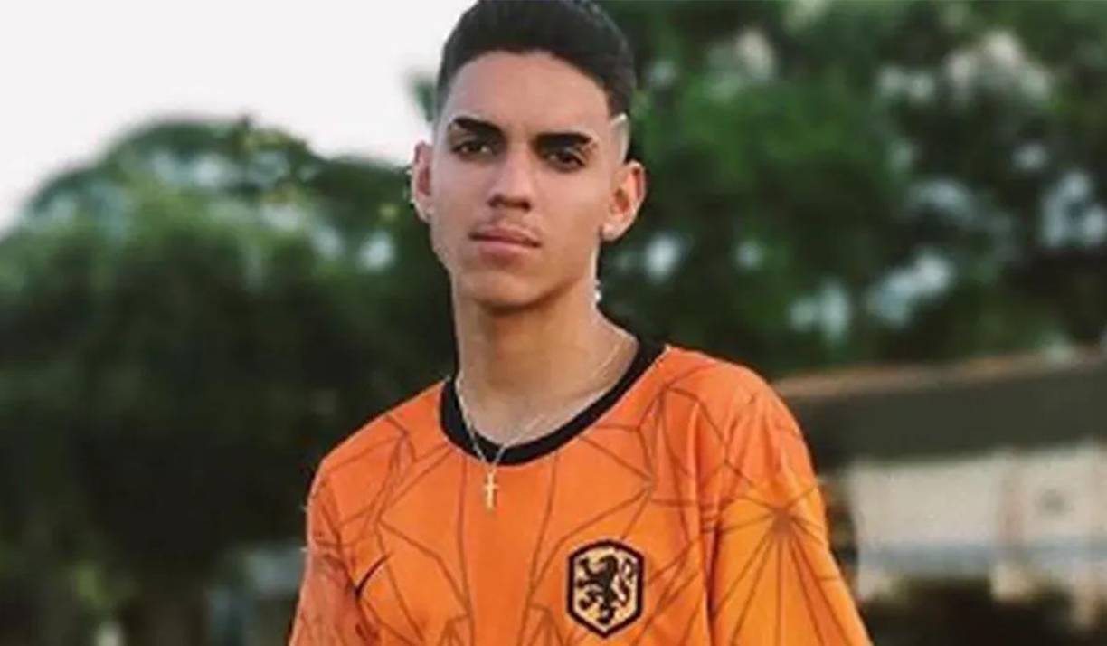 El diario O Globo publicó que la víctima recibió tres impactos de bala y, posteriormente, los sospechosos habrían utilizado una motosierra para cortar el cuerpo.