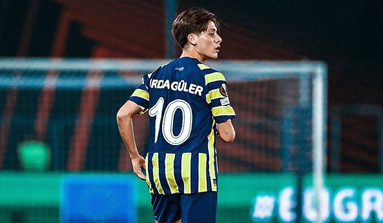 El Real Madrid primero intentó utilizar a su exjugador Ozil para hablar con el entorno del futbolista y el propio jugador y convencerles de que se uniera al cuadro blanco.