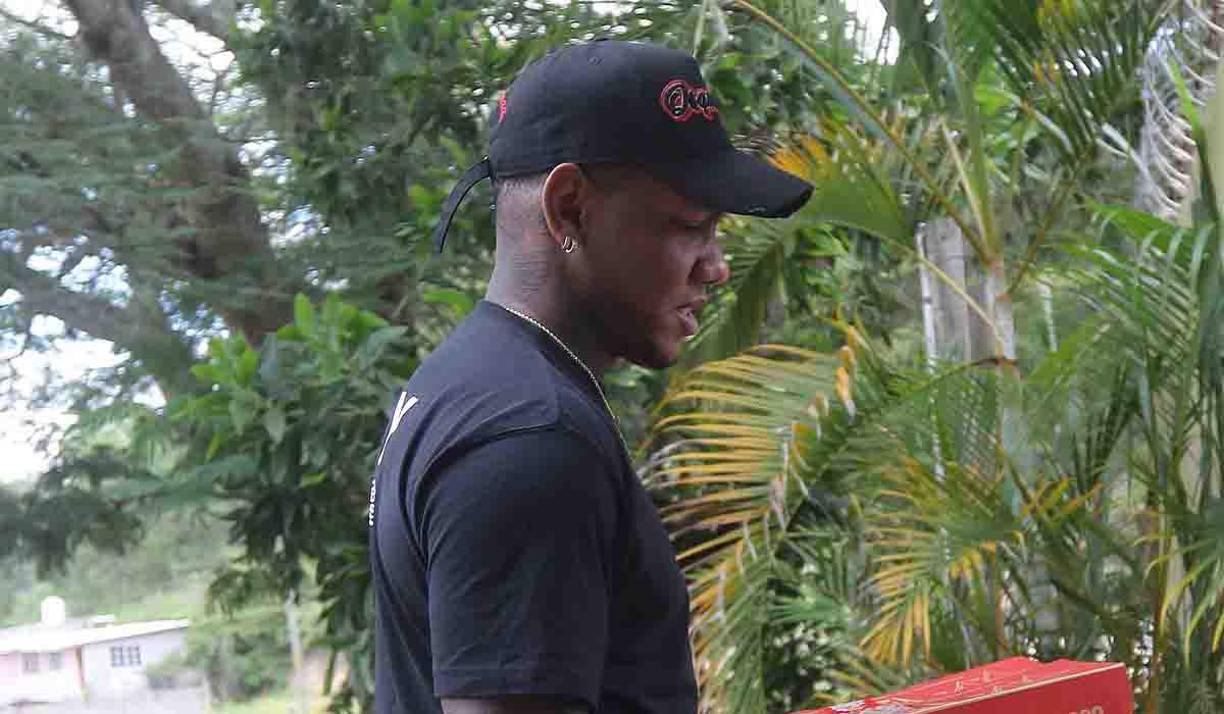 Romell Quioto ha estado en el ojo del huracán por la polémica pero olvidó ese incidente y este lunes sorprendió al mostrar su lado humano en Tegucigalpa.