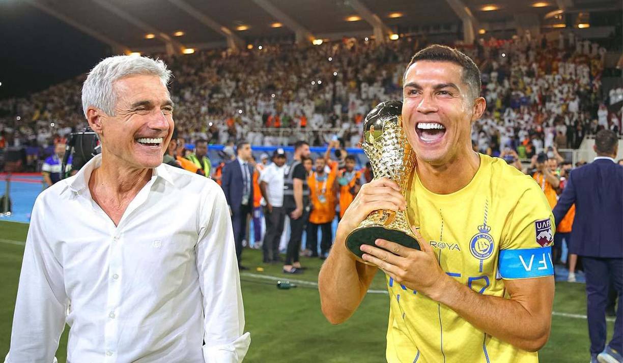 CR7 junto a su DT Luis Castro y la Copa que los acredita como campeones. 