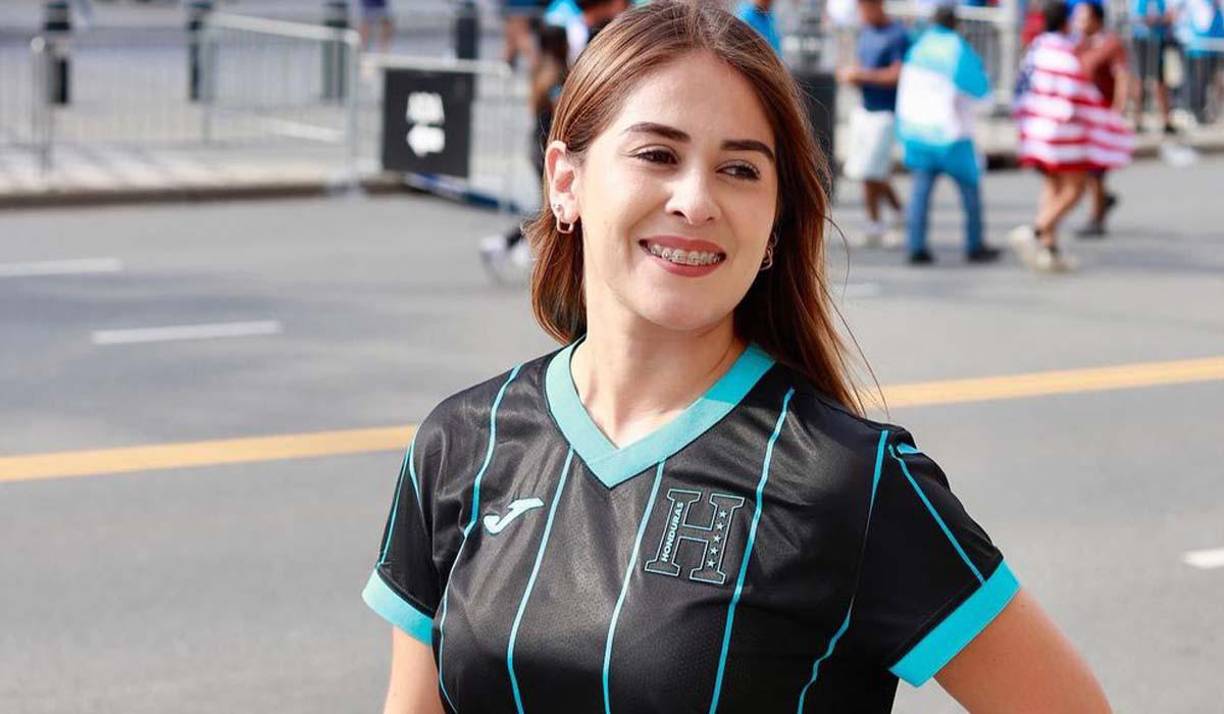 La linda periodista Karla López con la camiseta de la selección de Honduras en Charlotte, Estados Unidos.