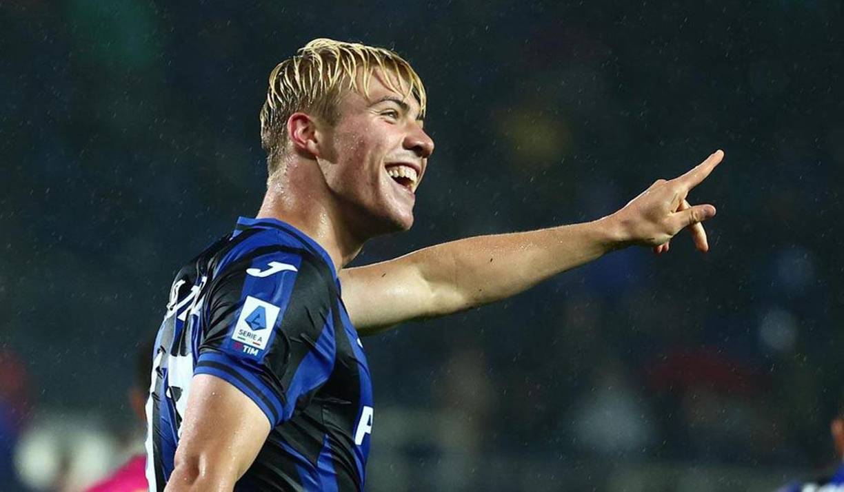 Según Fabrizio Romano, el atacante danés Rasmus Winther Højlund tiene un acuerdo de 5 años con opción de uno adicional con el Manchester United. Llegará procedente del Atalanta. 