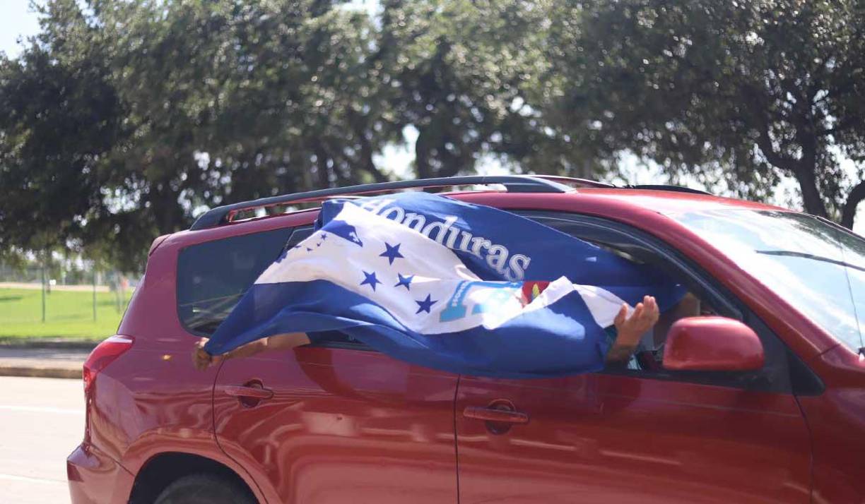Los hondureños pusieron el ambiente a su llegada al estadio.