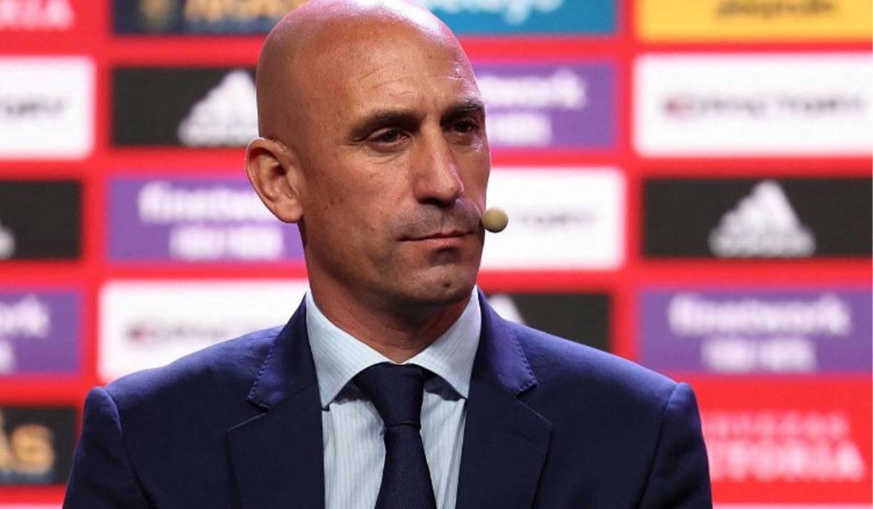 El futuro de Rubiales está en jaque. En unos días, el próximo viernes 25, el presidente de la RFEF deberá dar su versión de todo lo acontecido en la Asamblea General Extraordinaria que el resto de la directiva le solicitó “con carácter de urgencia” al propio hombre que está en el centro de la escena por sus actitudes en medio de la celebración del campeonato.