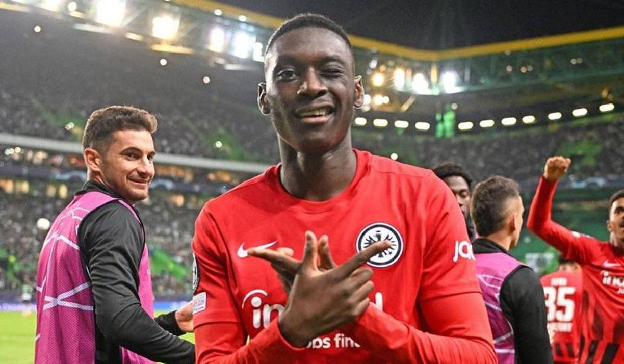 PSG pretende a Kolo Muani y presentó una oferta cercana a los 65 millones de euros para hacerse con sus servicios, una cifra insuficiente para el Eintracht. La entidad germana pretende rentabilizar a su máximo exponente ofensivo y ya ha dicho que no aceptará menos de 90 millones por él.