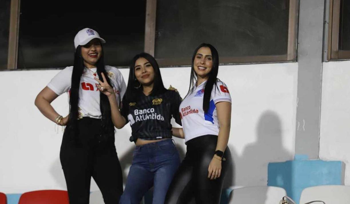 La venezolana Paula (izquierda) junto a la venezolana Patricia (derecha). Son las parejas sentimentales de Yustin Arboleda y Yan Maciel. 