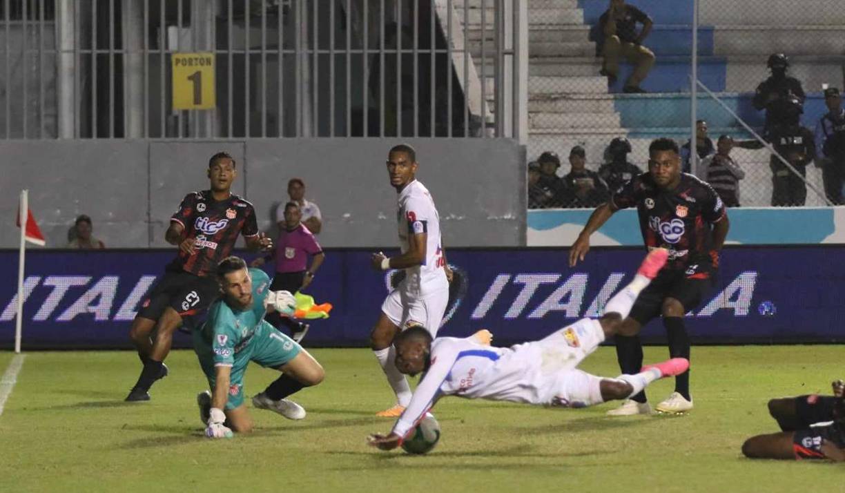 Sin embargo, los horrores defensivos del Vida le costaron caro y eso no lo perdonó Kevin López, quien robó la esférica en los linderos del área, envió el rezago de la muerte y en el segundo palo liquidó Solani Solano para el primero de Olimpia y el 1-0 en el minuto 29’.