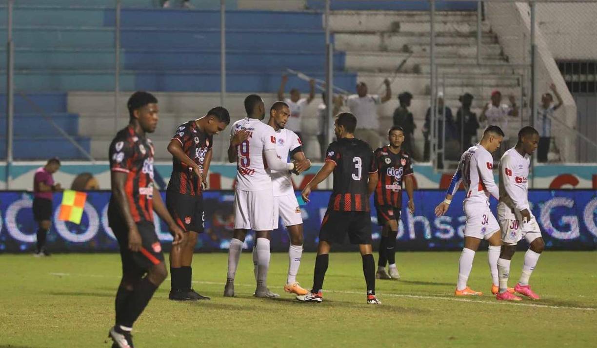 Sobre el final del primer tiempo llegaron dos goles más. Primero, Bengtson liquidó el arco de Quinteros tras grosero error del debutante Ferdinand Martínez y después Clever Portillo descontó en el 45+3’ para el 2-1 provisional. 