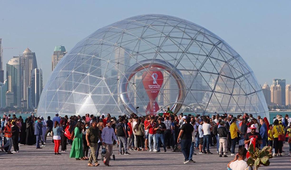 El Mundial de Qatar 2022 cada vez está más cerca y muchos aficionados están ansiosos para disfrutarla. Sin embargo, todo aquel aficionado que acuda a presenciar la justa mundialista debe de conocer las increíbles prohibiciones a las que deberá de someterse. Fotos AFP.