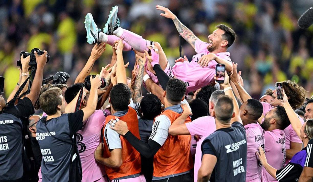 Los jugadores del Inter Miami levantaron a su capitán Messi. 