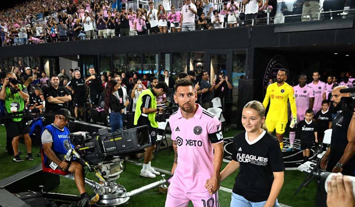 Harper Seven, hija de David Beckahm, ingresó al estadio junto a Lionel Messi. El astro argentino la tomó de la mano. 