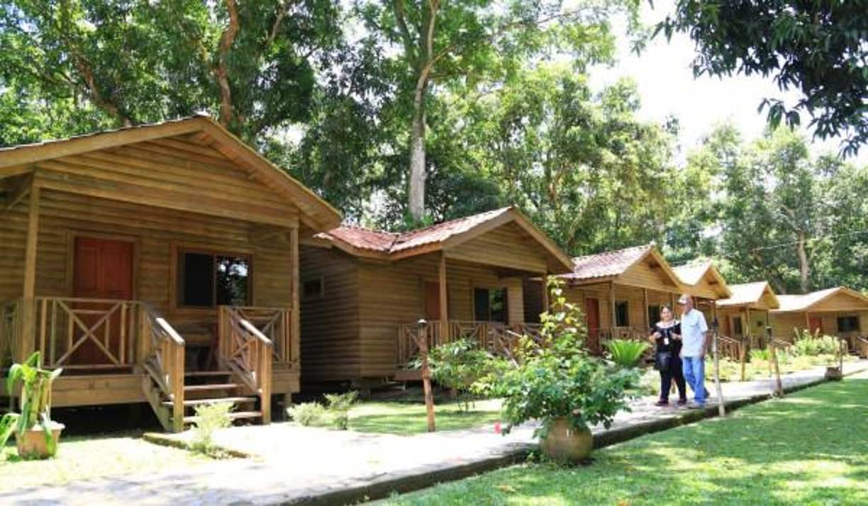 Pulha, como se le dice popularmente, también ofrece hospedaje en bellas cabañas para quienes deseen pasar la noche ahí.