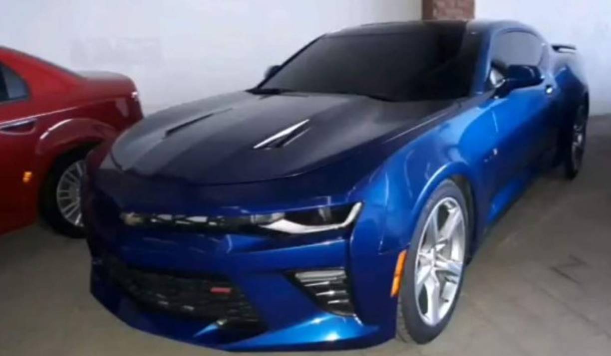 En uno de los allanamientos se localizaron armas de fuego y una fuerte cantidad de dinero, también motocicletas y vehículos.