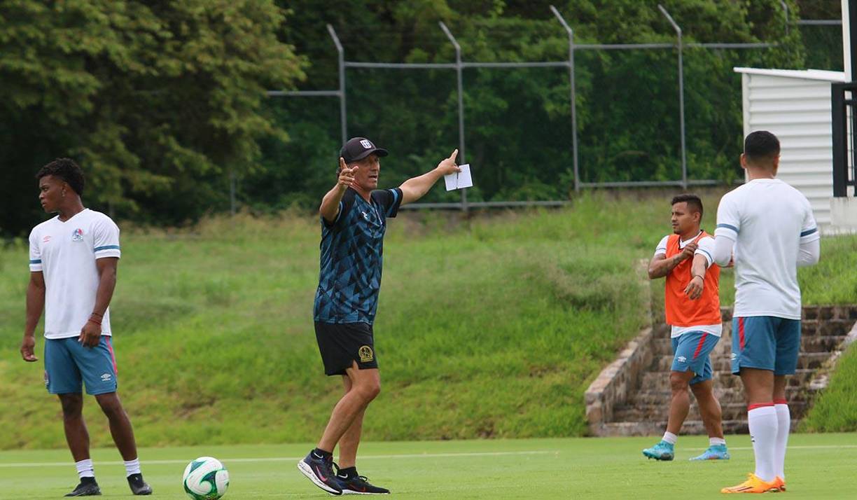 Pedro Troglio comenzó a realizar indicaciones a cada uno de los futbolistas del Olimpia.