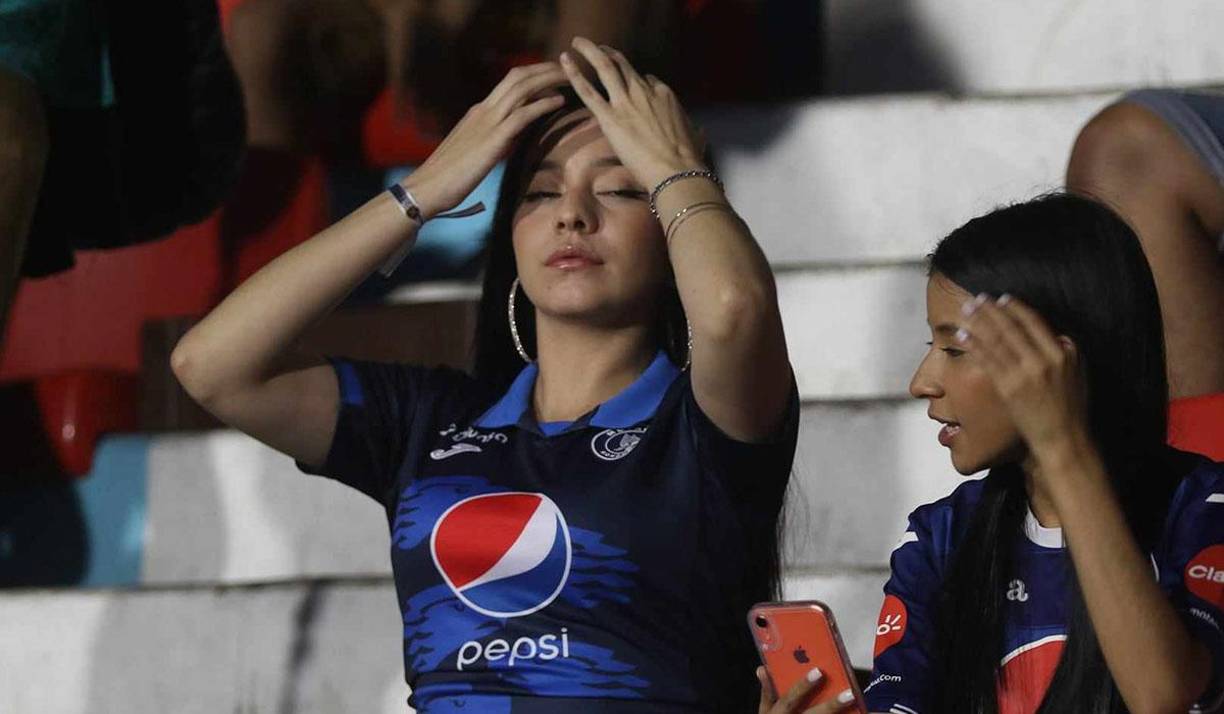 Una de las bellas aficionadas del Motagua que deslumbró en el sector de silla. 