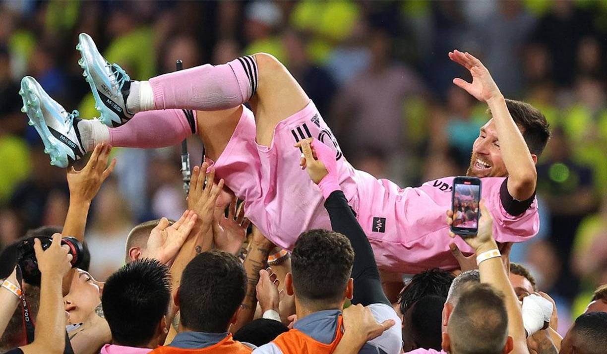 Messi fue cargado por sus compañeros en los festejos.