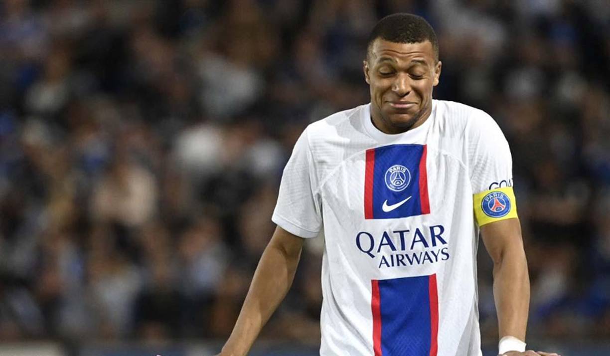 Según prensa francesa, Mbappé seguirá esta temporada en el PSG. Después de ser reintegrado en la dinámica del primer equipo, el delantero seguirá en París y debería ser convocado el próximo sábado contra el Toulouse. Al Khelaïfi ha declarado que “está comprometido con el club”.