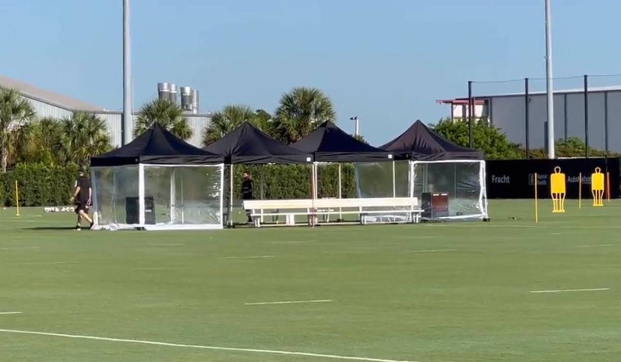 Los aparatos portátiles se colocaron en cada extremo del reparo para que los jugadores del Inter Miami pudiesen tener un sitio fresco y no continuar sufriendo en el descanso a pesar de estar bajo el techo blanco de tela. 