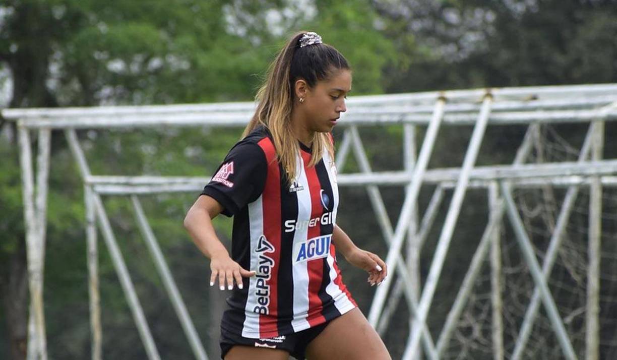 Elexa se caracteriza por tener excelente remate de larga y media distancia.