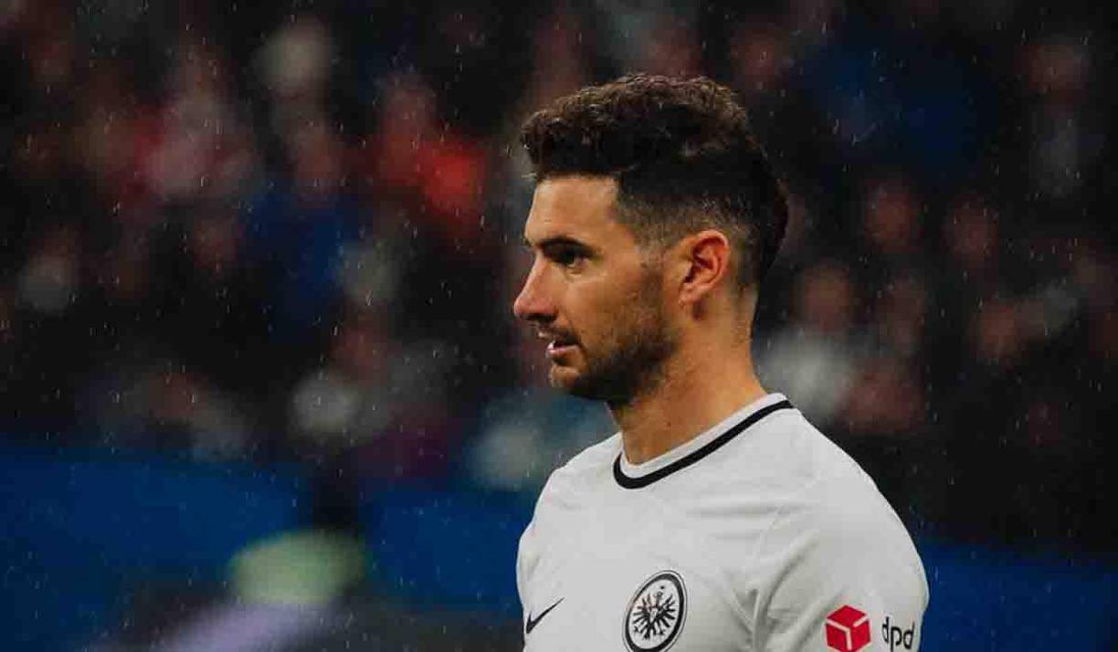 Lucas Alario forma parte del Frankurt de Alemania. Su esposa lamentablemente ha recibido amenazas de muerte. 