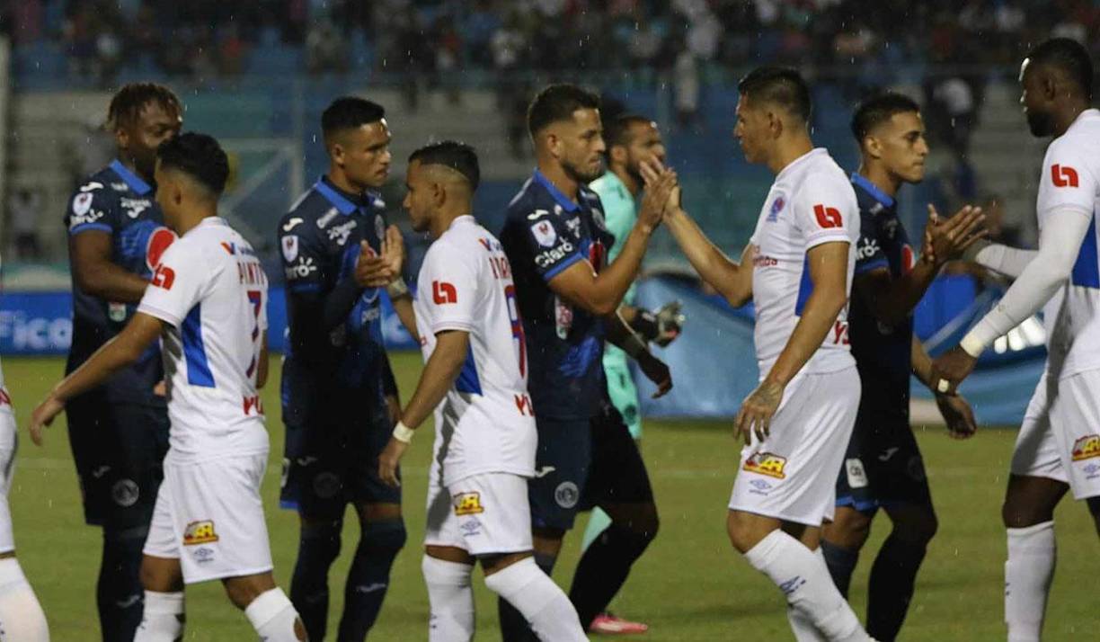 Jugadores del Motagua y Olimpia mostraron su Fair-Play al saludarse sin problemas antes del inicio del clásico. 
