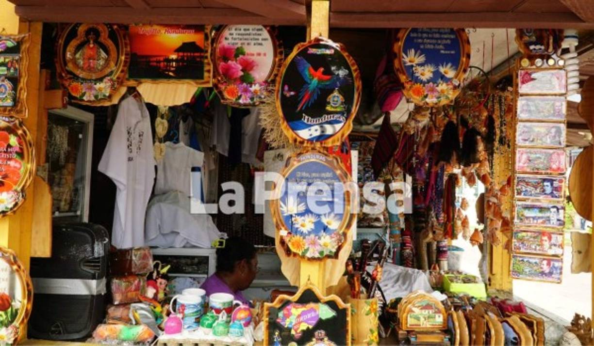 Tazas, camisas, llaveros, muñecas y distintos objetos alusivos a Trujillo y a Honduras se hallan en venta en esta extraordinaria ciudad.