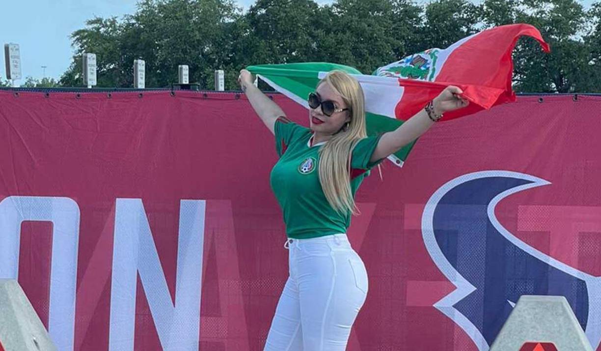 Con la camiseta y bandera de México, esta aficionada mexicana cautivó a los que llegaron al NRG Stadium de Houston.