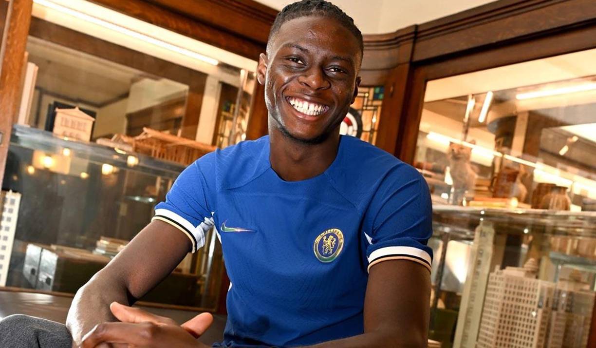 El Chelsea anunció el fichaje del joven centrocampista Lesley Ugochukwu, procedente del Rennes francés, club en el que militó tres temporadas, en un equipo en el que la pasada campaña fue titular. Firma hasta junio de 2030.