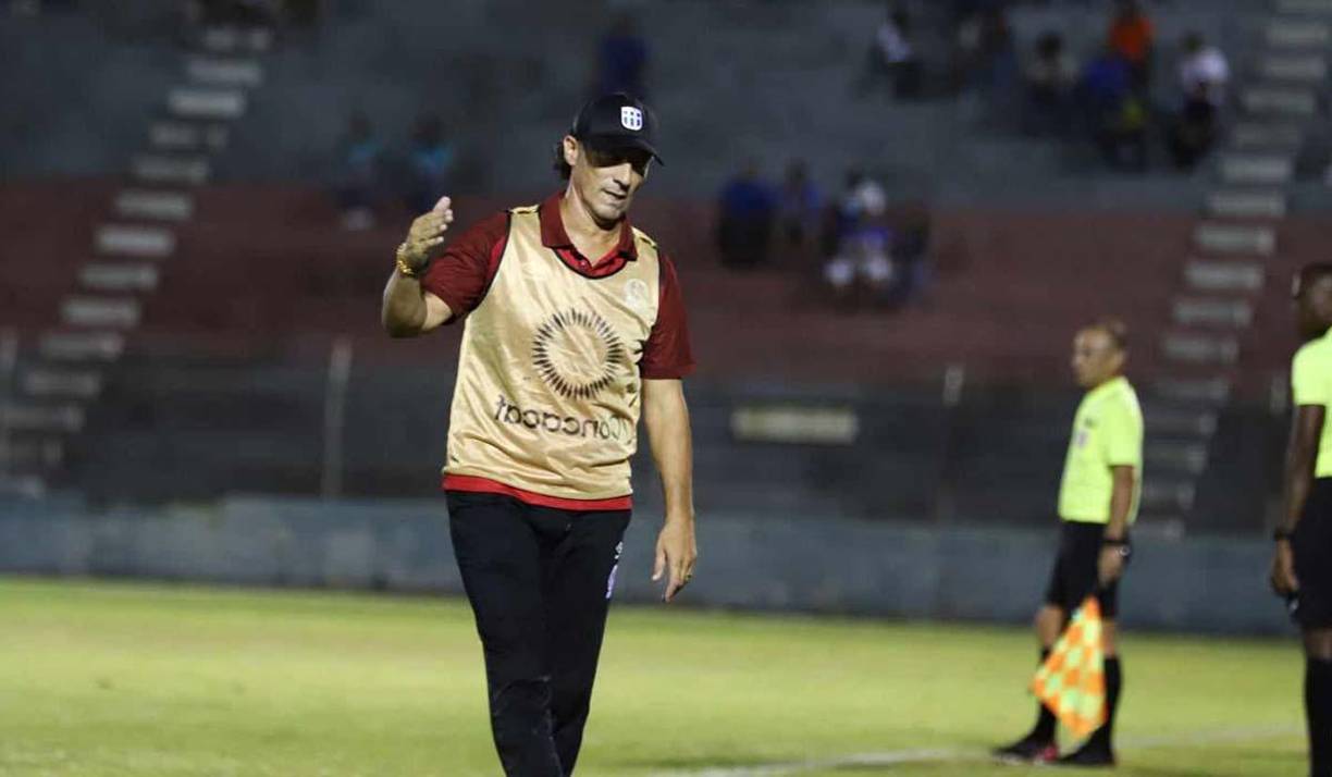 Pedro Troglio lamentando una ocasión fallada por sus jugadores. 