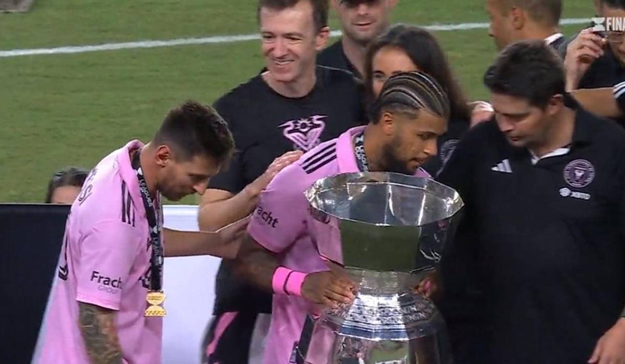 DeAndre Yedlin cargando la Copa mientras Messi lo acompañaba. Un gesto del argentino que le da la vuelta al mundo. 