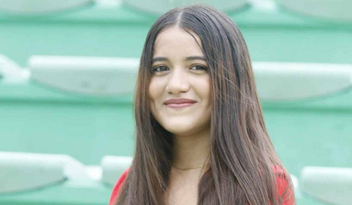 Una de las jovencitas que acudió a presenciar en directo el Marathón vs Victoria. 