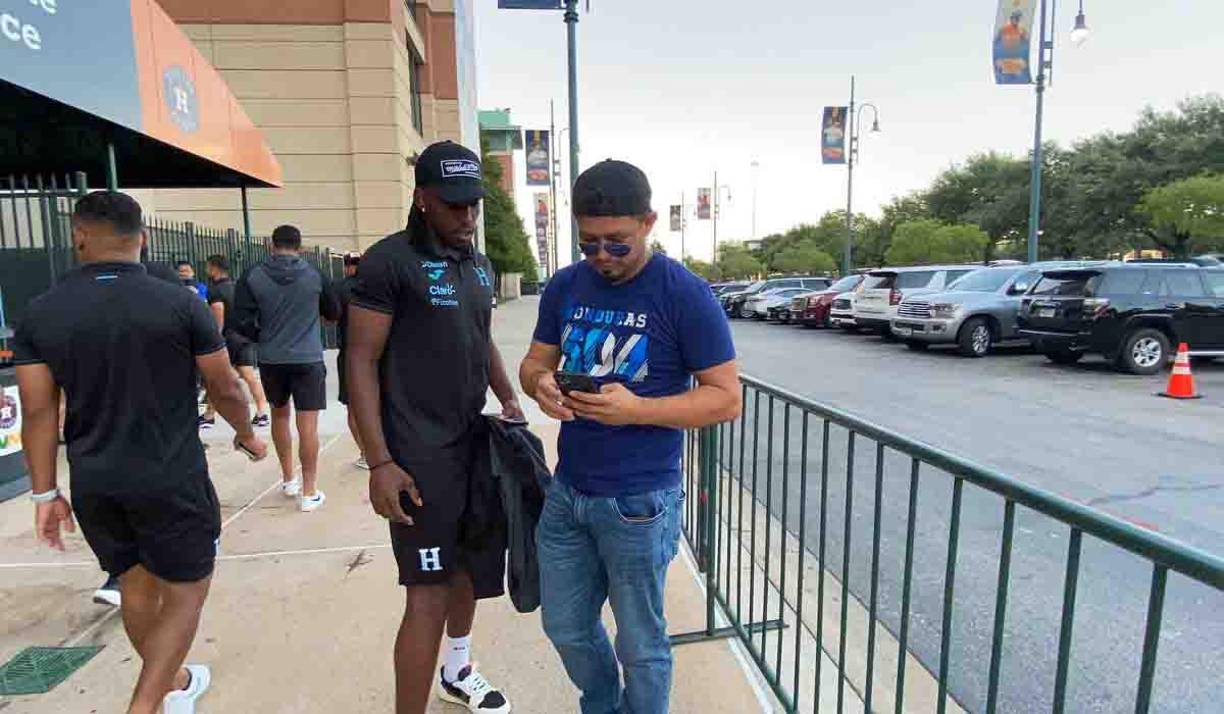 Un aficionado hondureño esperó en las afueras del estadio a la selección de Honduras y les solicitó fotografías. Alberth Elis lo atendió sin ningún problema. 