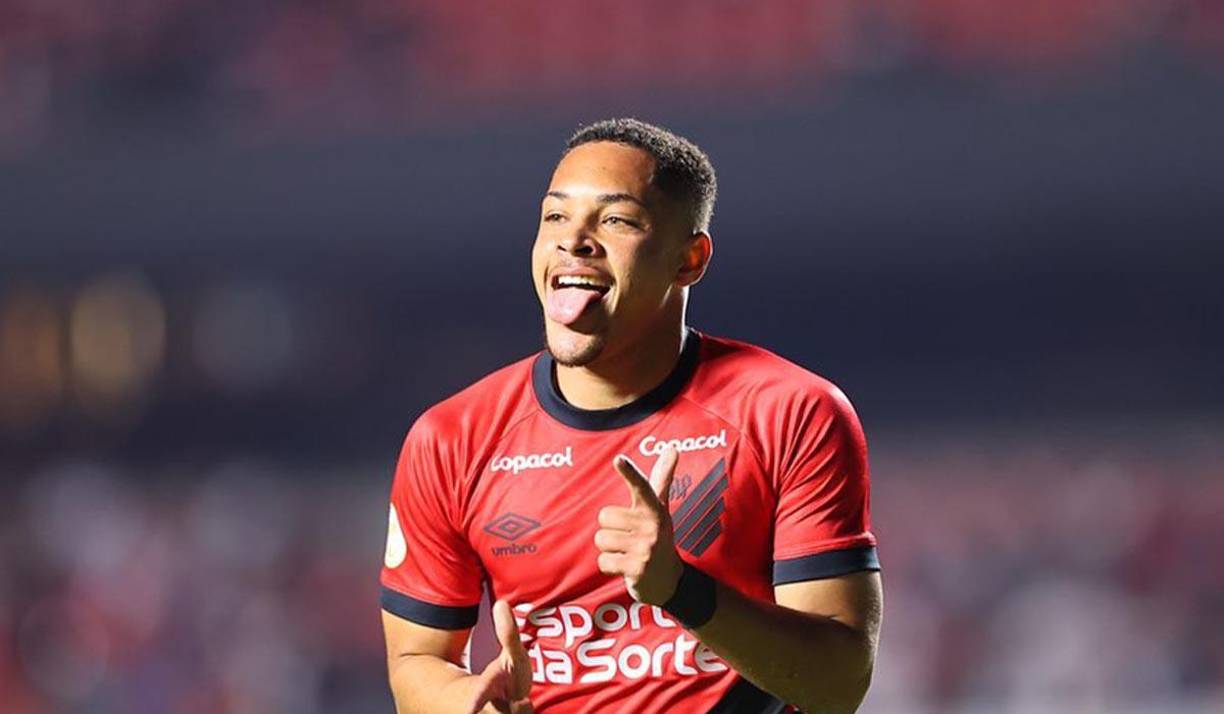 El atacante brasileño Vitor Roque ya es futbolista del FC Barcelona para las próximas siete temporadas, es decir, hasta el 30 de junio del 2030. El sudamericano ya firmó con el cuadro culé, llega procedente del Paranense. 