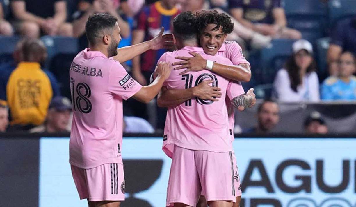 Mientras Messi abrazaba a David Ruiz, el lateral Jordi Alba se sumó a la celebración. 