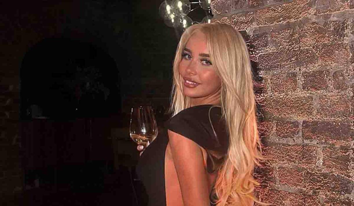 Todo comenzó en una fiesta en la que fue invitada por Ben Chilwell luego de un diálogo por Instagram. En esa reunión, Orla conoció a Mason Mount y se acostaron una vez.