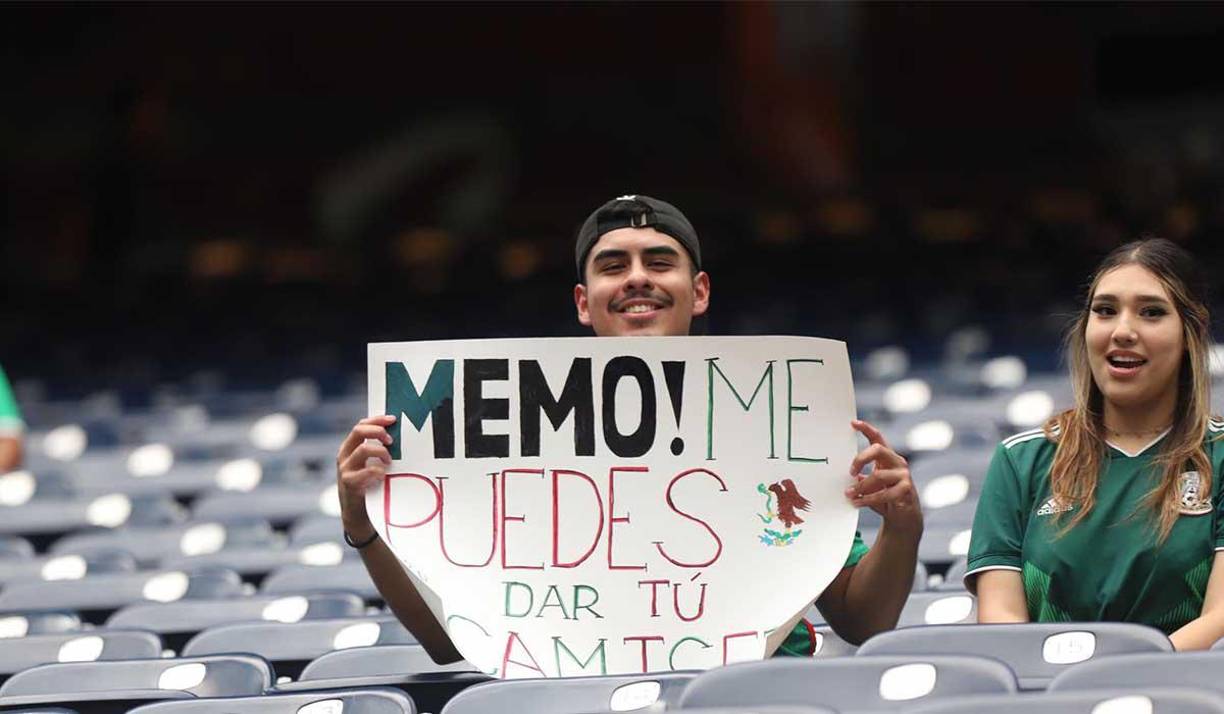 Este aficionado de México llegó con una pancarta en la que le pide la camiseta al portero mexicano Guillermo Ochoa.