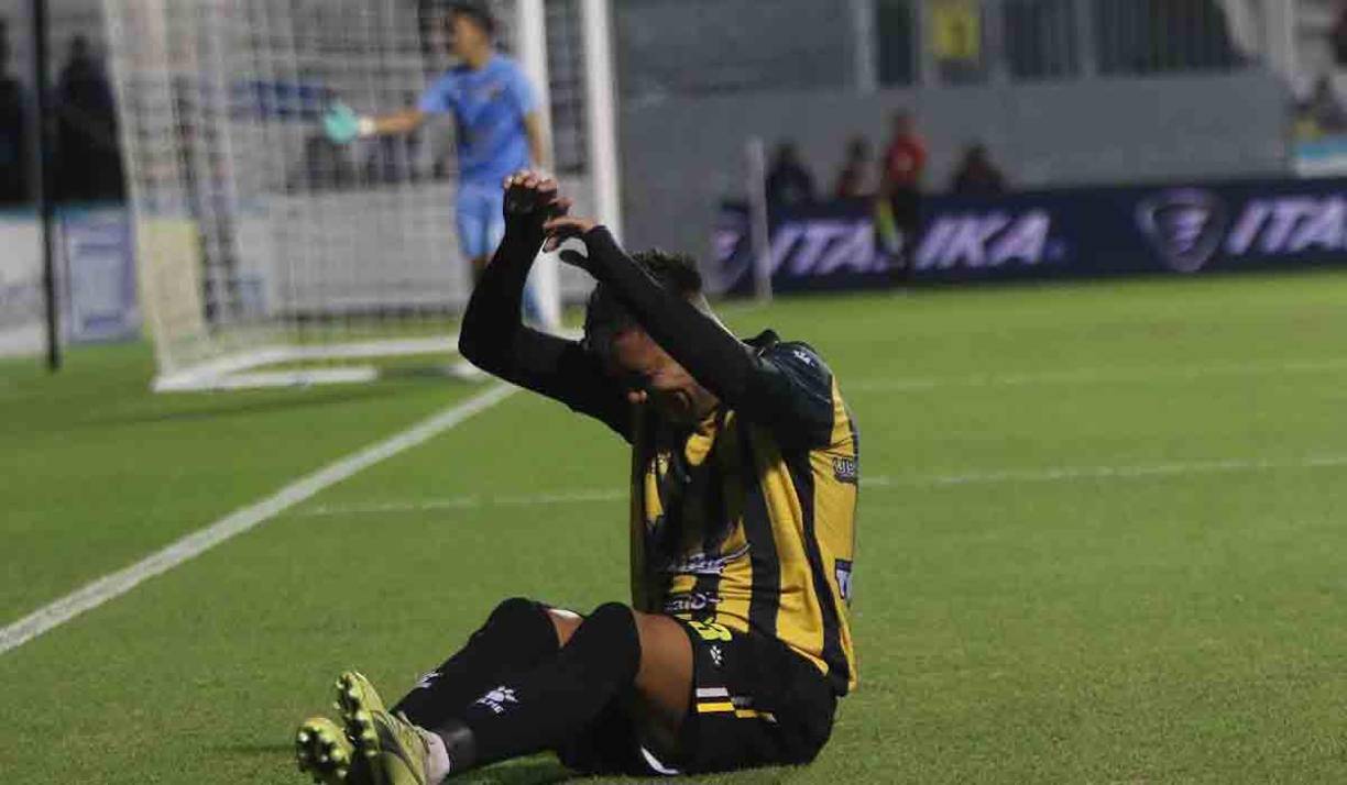 Mayron Flores, volante del Real España, evidenció su frustración por la humillada que les propinó Olimpia.