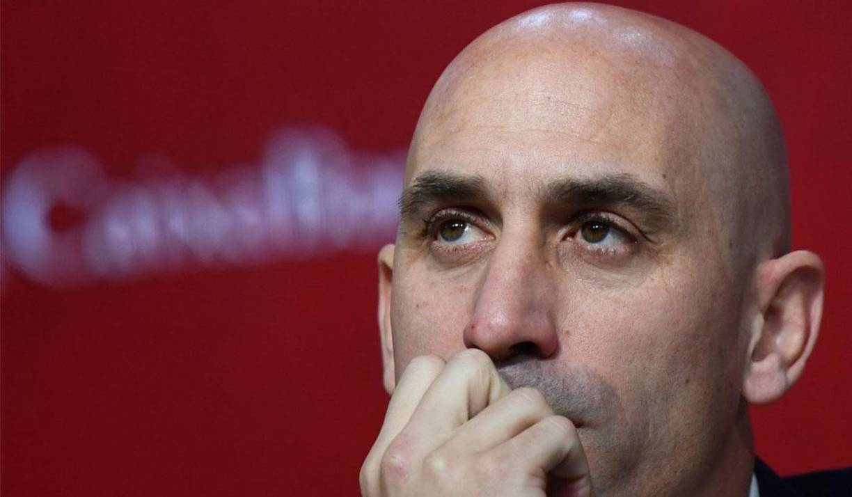 Rubiales ha pedido disculpas y ha admitido que se ha equivocado tras el revuelo generado por el beso en la boca que le dio a la jugadora Jenni Hermoso . 