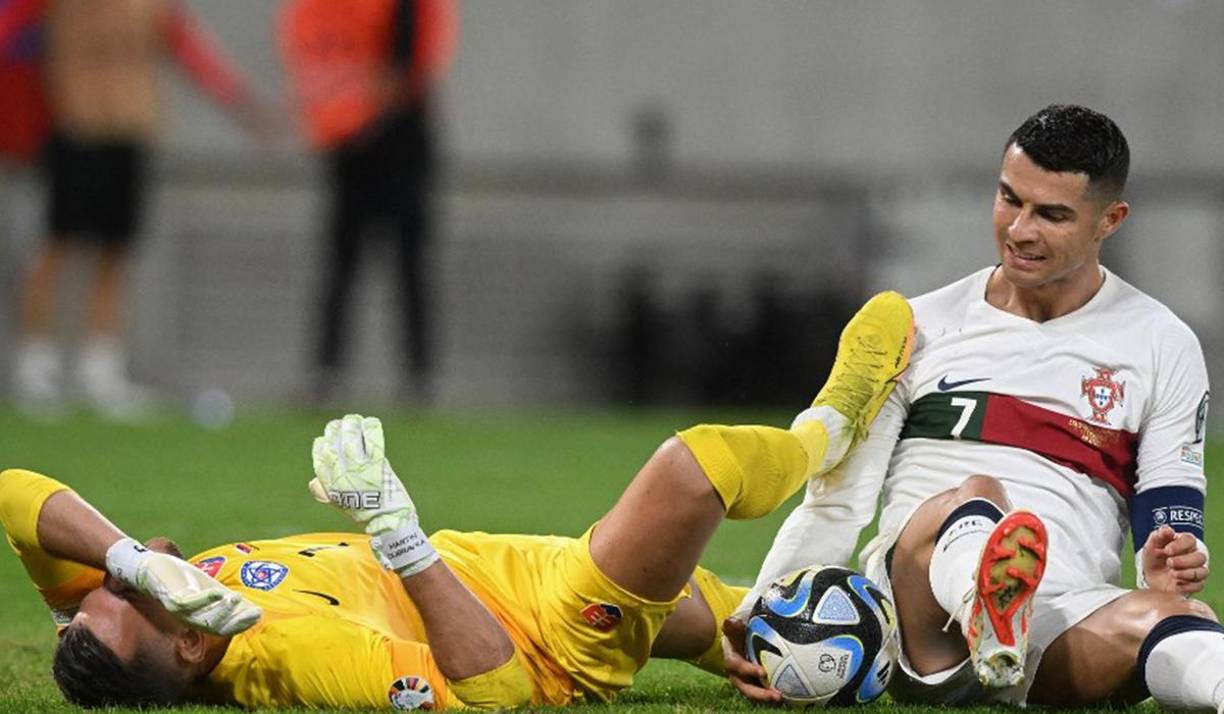 Los hinchas de Eslovaquia reclamaron la sanción de una tarjeta roja por tal infracción.