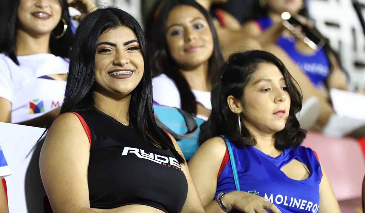 Las edecanes cautivaron en el estadio en la previa del Victoria vs Olimpia.