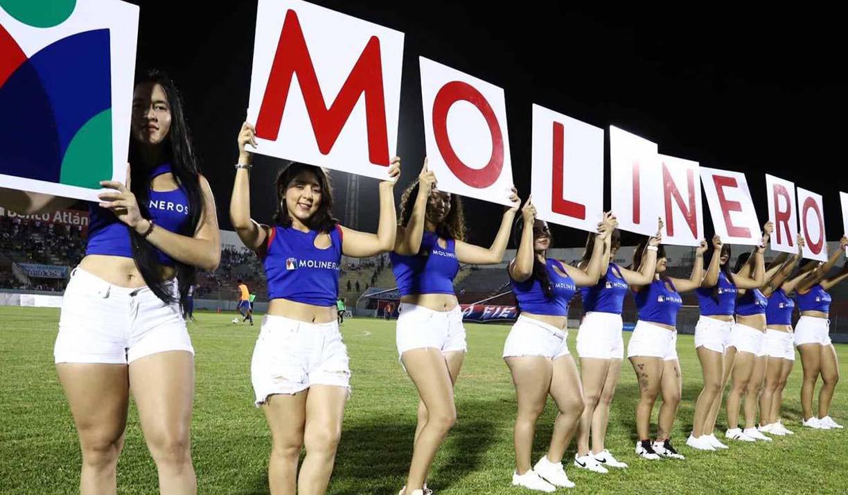 Las edecanes cautivaron en el estadio Ceibeño antes del inicio del Victoria vs Olimpia.