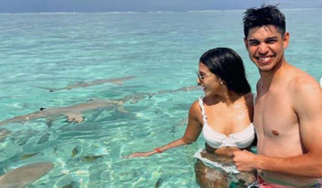 Mauricio Dubón luce feliz al lado de su esposa Nancy Herrera. 