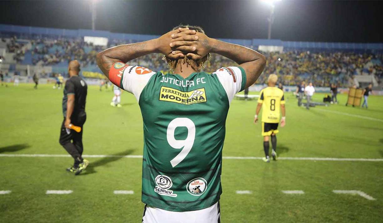 Georgie Welcome lució cabizbajo tras dejar escapar el ascenso con el Juticalpa FC.