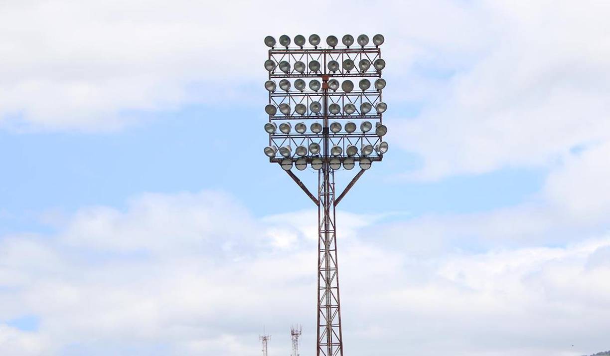 El Nacional ya había recibido una instalación de lámparas en dicho sector de sol, pero las mismas no alcanzaron los estándares solicitados por Concacaf y ahora se está aumentando el número de lámparas.