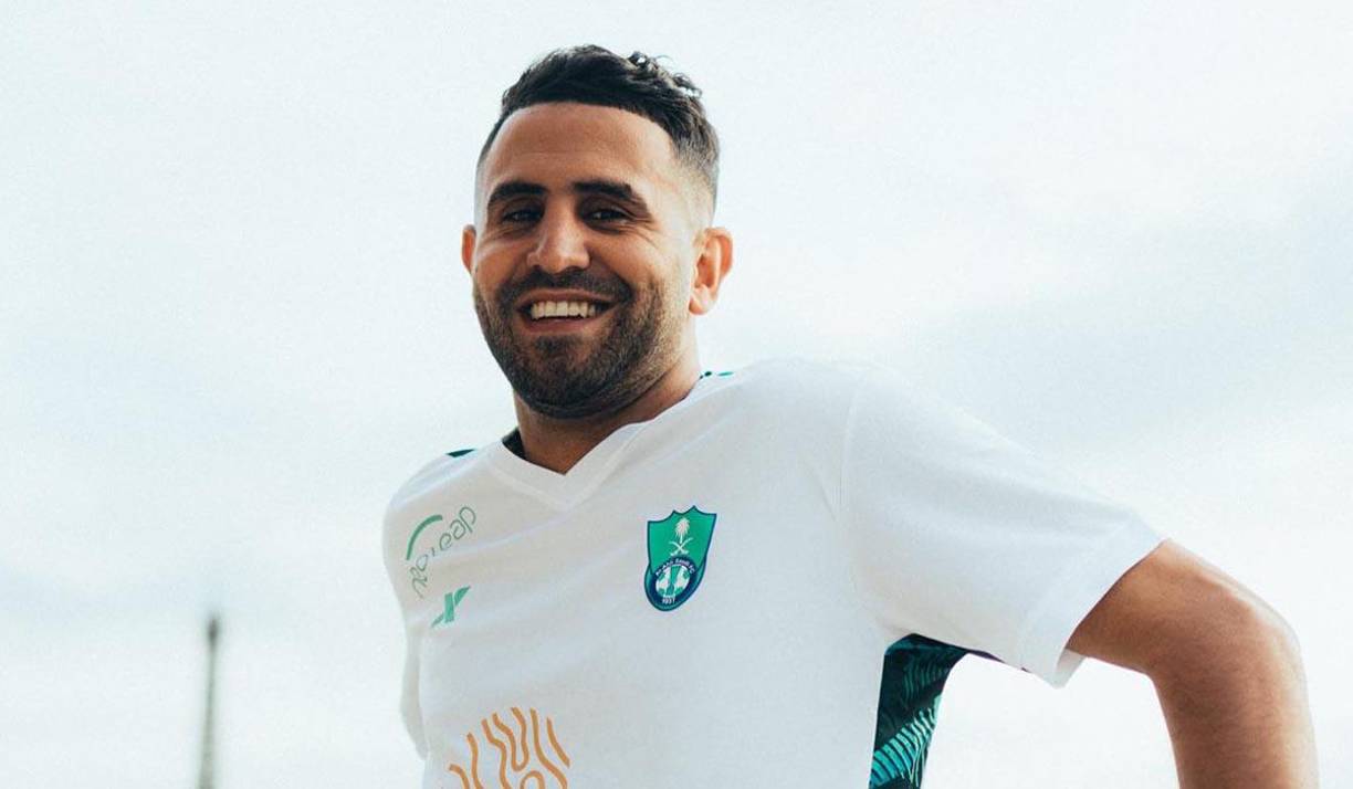 OFICIAL: El internacional argelino de 32 años Riyad <b>Mahrez</b> deja el Manchester City para firmar por el club saudita Al-Ahli. El City aceptó un traspaso de cerca de 35 millones de euros (38,6 millones de dólares).