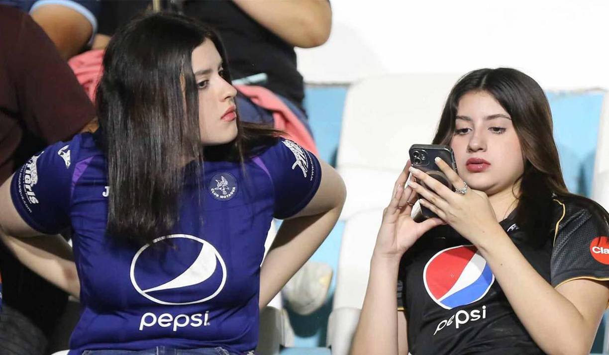En el estadio Nacional Chelato Uclés pudimos captar a bellas chicas. Ellas fueron de las muchas lindas jóvenes que llegaron a ver el Motagua vs San Miguelito. 