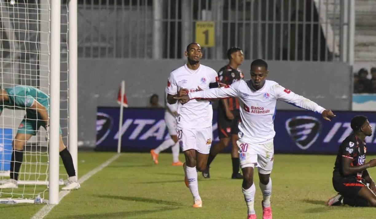 Solani Solano marcó el primer gol en lo que sería una paliza de 6-2 del Olimpia ante Vida. 