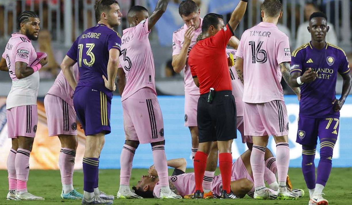 Jugadores del Inter Miami y el árbitro central inmediatamente solicitaron que los médicos del Inter Miami atendieran a Messi que estaba tirado quejándose del golpe recibido.