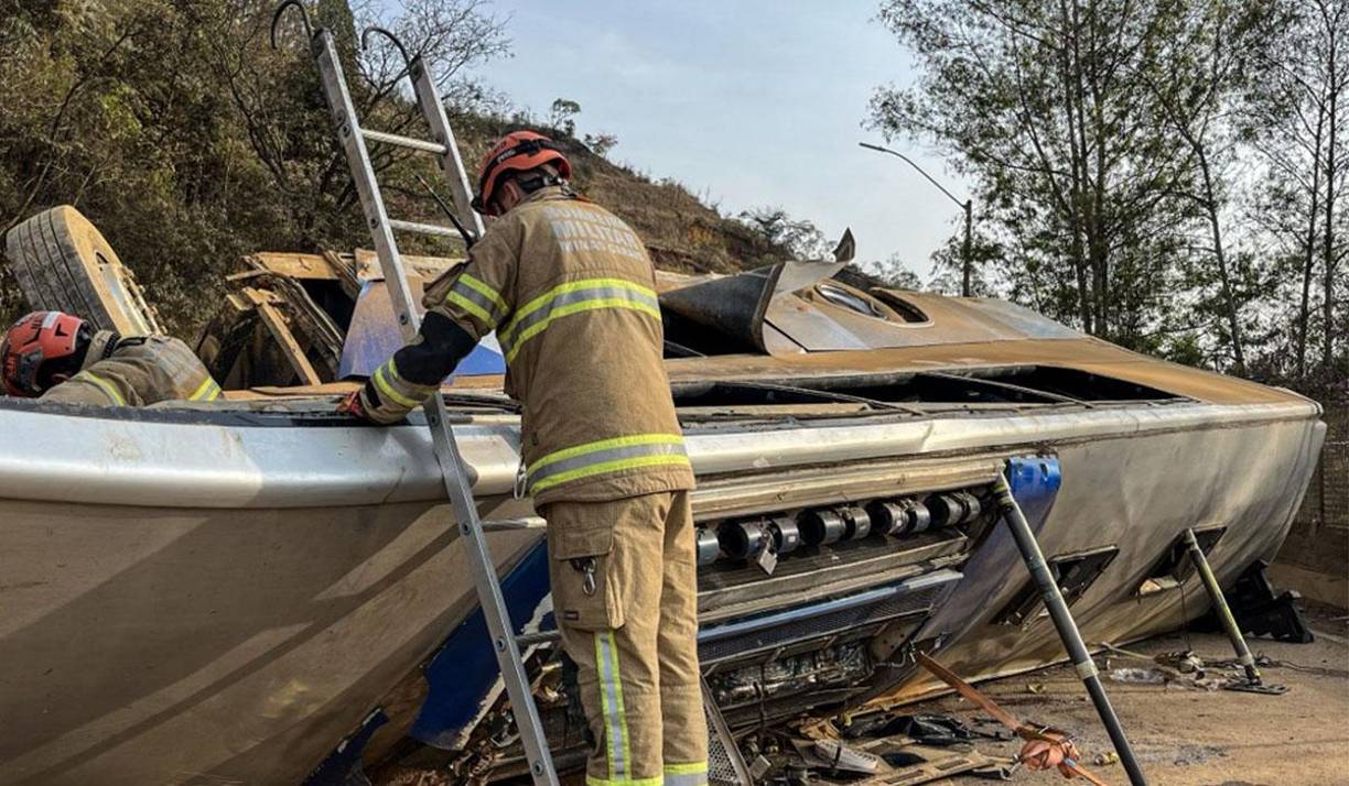 Según relató a periodistas en el local del accidente el teniente de los Bomberos, Fernando Fróis, las siete personas murieron de forma inmediata y diez fueron rescatadas con vida dentro de los destrozos del vehículo, para un total de 27 heridos, uno de ellos de gravedad.