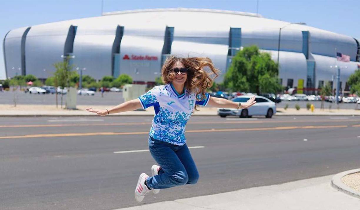 La periodista Karla López en las afueras del State Farm de Arizona..